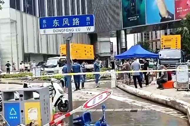 扬州天宇太阳能设备有限公司排涝突击队在排涝现场